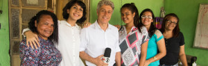 Ademara e Caco Barcellos, de camisas brancas, ao lado de participantes do Semear, em Araçoiaba, Pernambuco