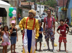 Leia mais sobre o artigo Bombando Cidadania comemora Dia das Crianças e aniversário da Rádio Seu Hemetério em festejo solidário